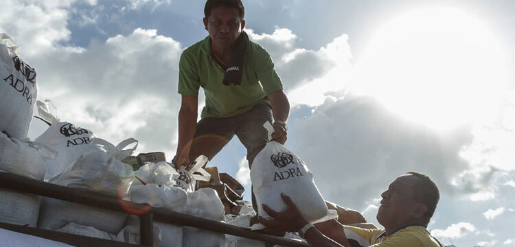 Auf LKWs werden die Hilfsgüter aus zentralen Lagerhäusern in die entlegenen Gebiete der Inseln gebracht