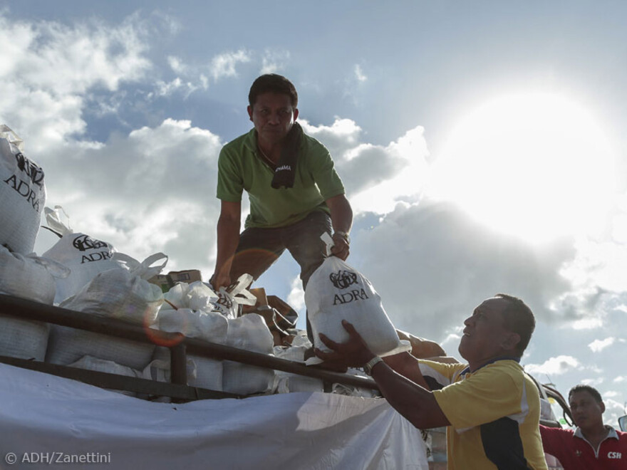 Auf LKWs werden die Hilfsgüter aus zentralen Lagerhäusern in die entlegenen Gebiete der Inseln gebracht
