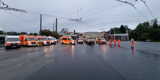 Einsatz von Helfer:innen im vom Hochwasser betroffenen Gebiet