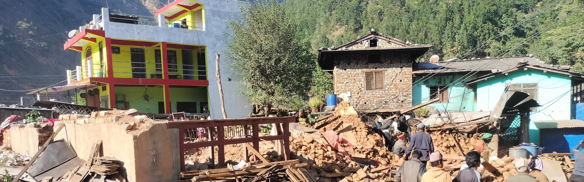 Menschen stehen nach Erdbeben in Nepal auf Trümmerhaufen 