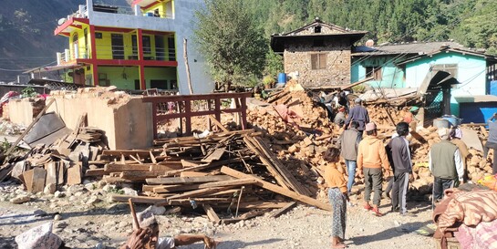 Menschen stehen nach Erdbeben in Nepal auf Trümmerhaufen