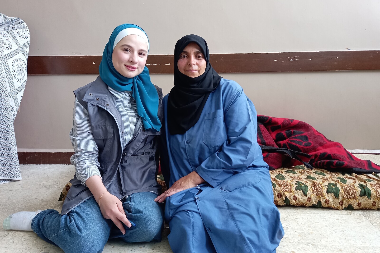 Nahla Abdul Hai (links) mit einer Mitarbeiterin von ADRA in Syrien nach dem Erdbeben 2023 