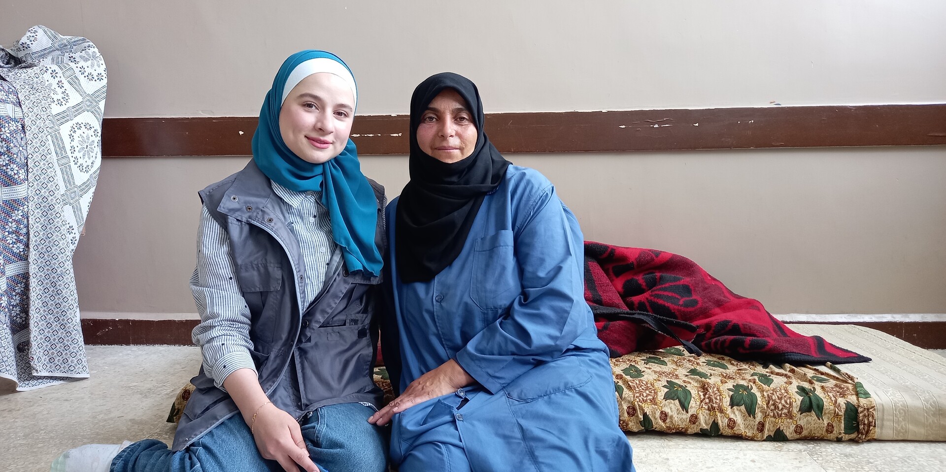 Nahla Abdul Hai (links) mit einer Mitarbeiterin von ADRA in Syrien nach dem Erdbeben 2023 