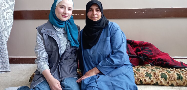 Nahla Abdul Hai (links) mit einer Mitarbeiterin von ADRA in Syrien nach dem Erdbeben 2023 