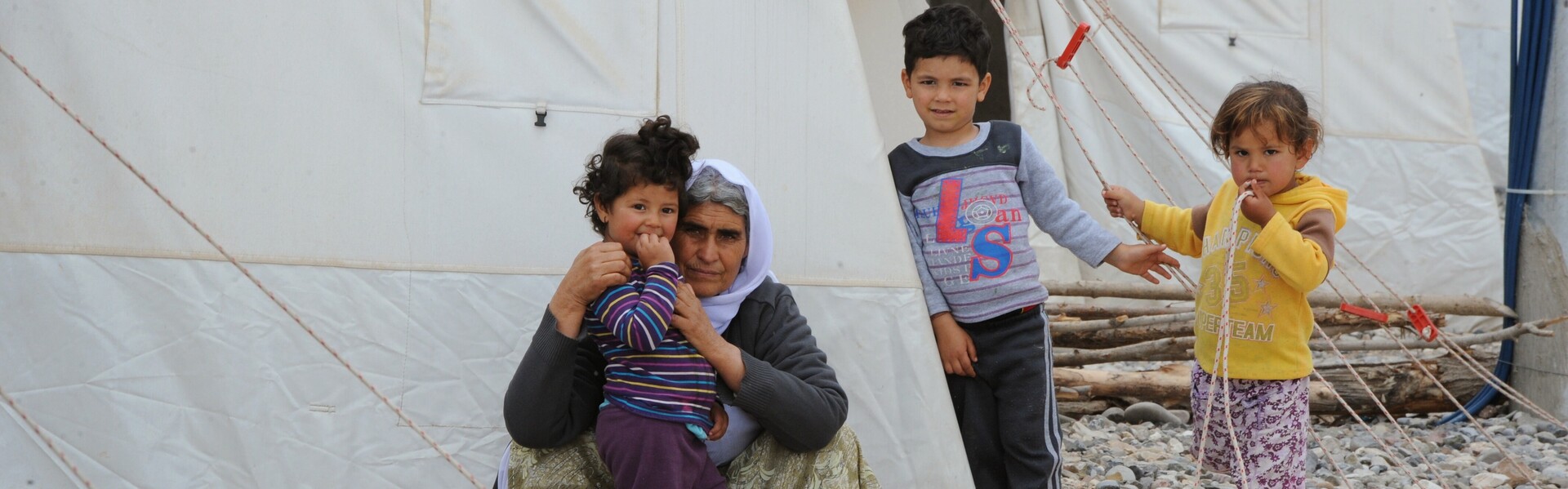 Eine Großmutter mit ihren Enkelkindern bewohnt ein Flüchtlingscamp im nördlichen Irak