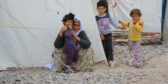 Eine Großmutter mit ihren Enkelkindern bewohnt ein Flüchtlingscamp im nördlichen Irak