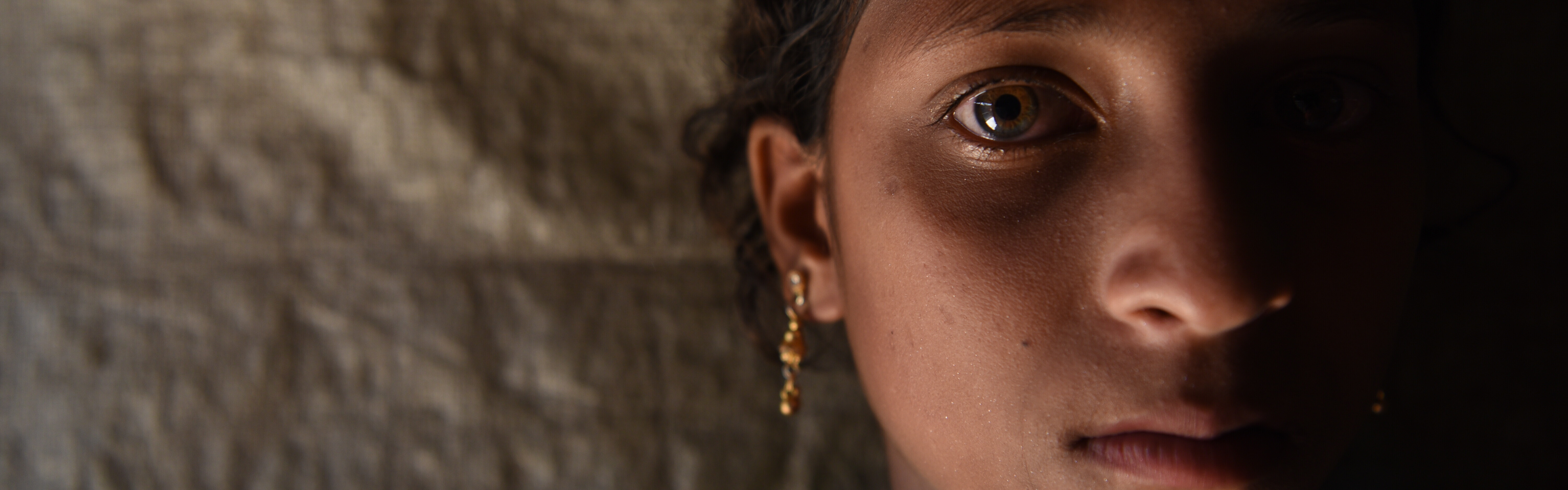 Ein geflüchtetes Rohingya-Mädchen blickt verängstigt in die Kamera