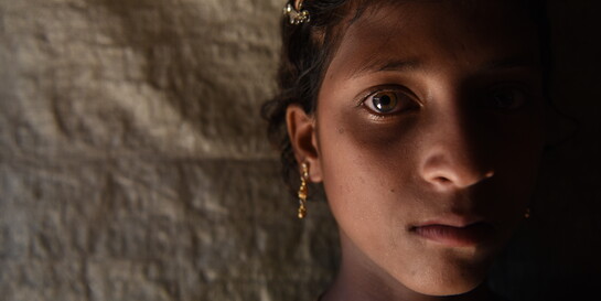 Ein geflüchtetes Rohingya-Mädchen blickt verängstigt in die Kamera
