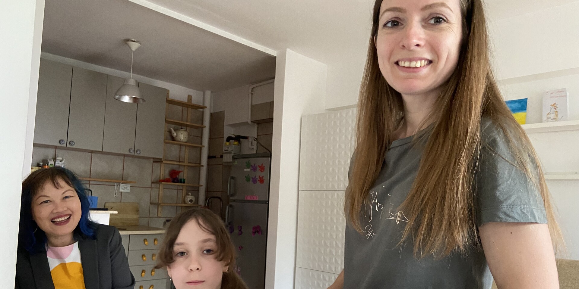 Menschen in einer Wohnung, die Habitat for Humanity vermittelt hat