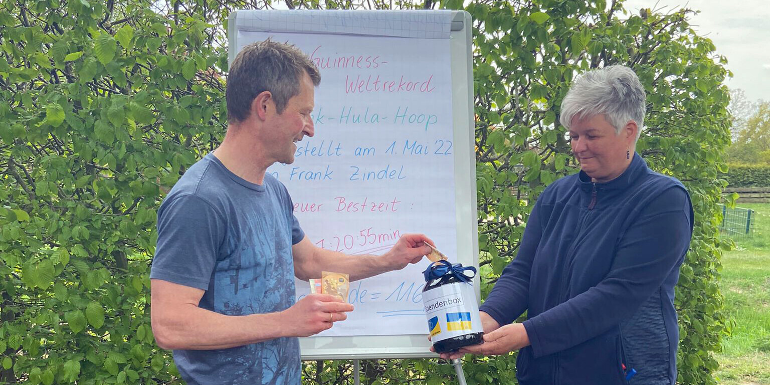 Frank Zindel übergibt seine Spende 