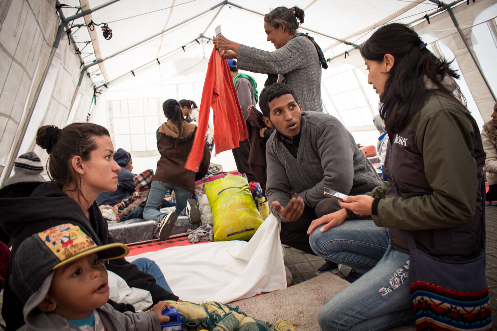 Frauen und Kinder aus Venezuela in einer Flüchtlingsunterkunft in Ecuador 