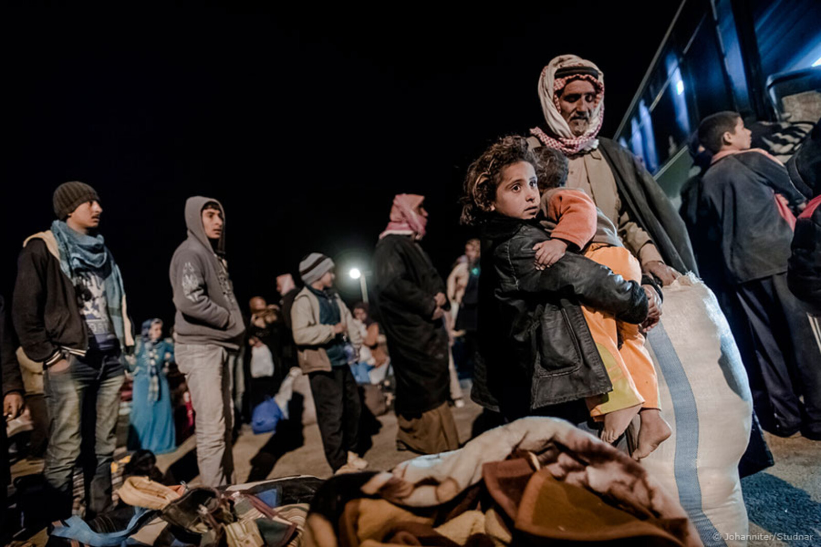 Nur mit dem Nötigsten bepackt stranden die Flüchtlinge an Grenzübergängen und überfüllten Bahnhöfen, wo sie nach der Registrierung auf die Weiterreise warten.