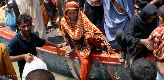 Flut Pakistan: Eine Frau im Boot