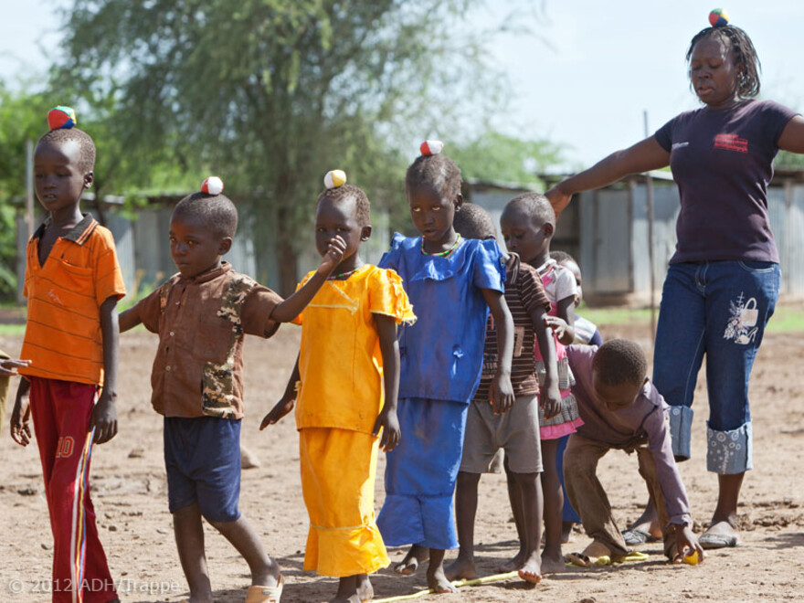 Kinder mit einer Betreuerin im Flüchtlingslager Kakuma.