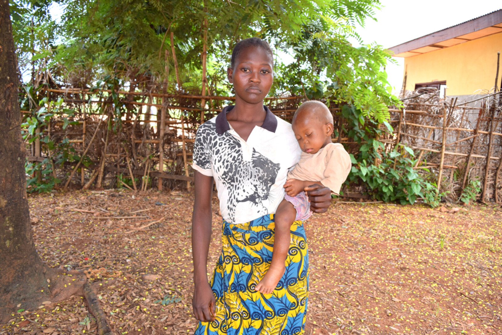 Eine Frau hält ein Kind im Arm während der Dürrezeit in Afrika.