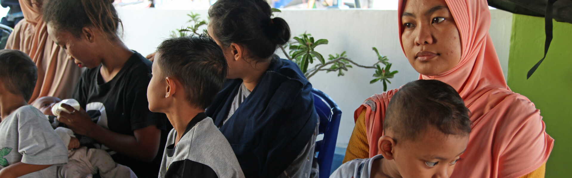 Eine kleine Familie hat bei unserer Bündnisorganisation World Vision Zuflucht gefunden