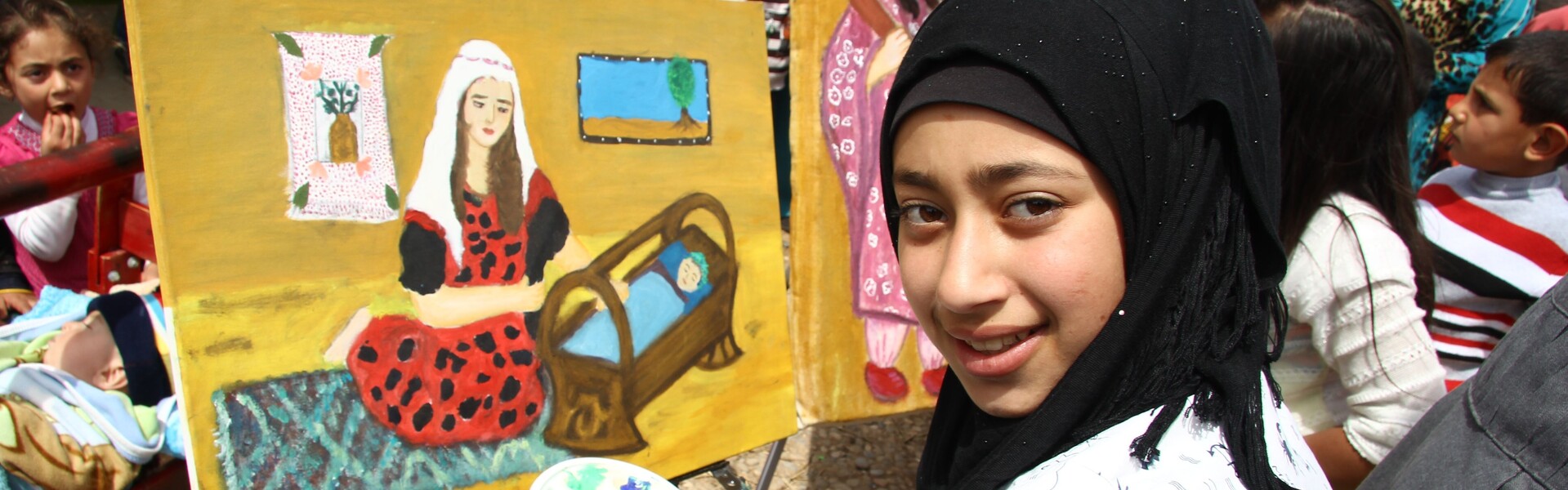 In child-friendly-spaces in Flüchtlingslagern im Nordirak helfen Psychologen Kindern, ihre Traumata zu überwinden. Ein Mädchen malt ein Bild.
