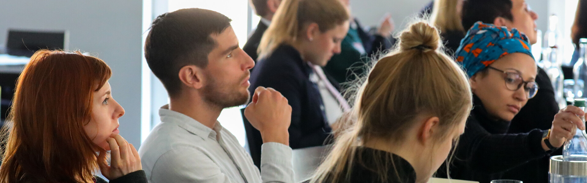 Die Journalisten sitzen zusammen beim Kick-off des Journalistenpreises