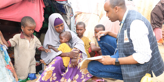 Helfer beim Gespräch mit einer Familie in Somalia
