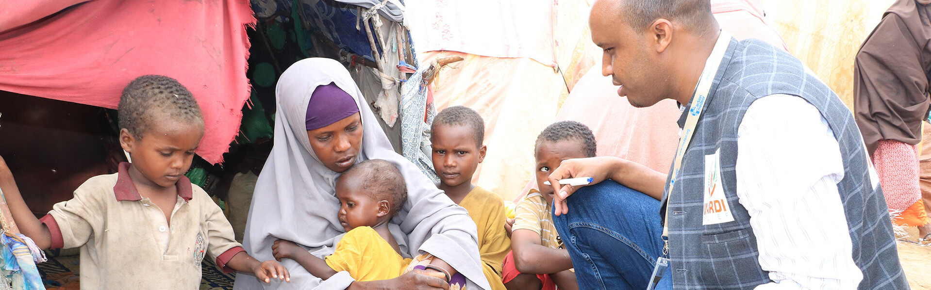 Helfer beim Gespräch mit einer Familie in Somalia