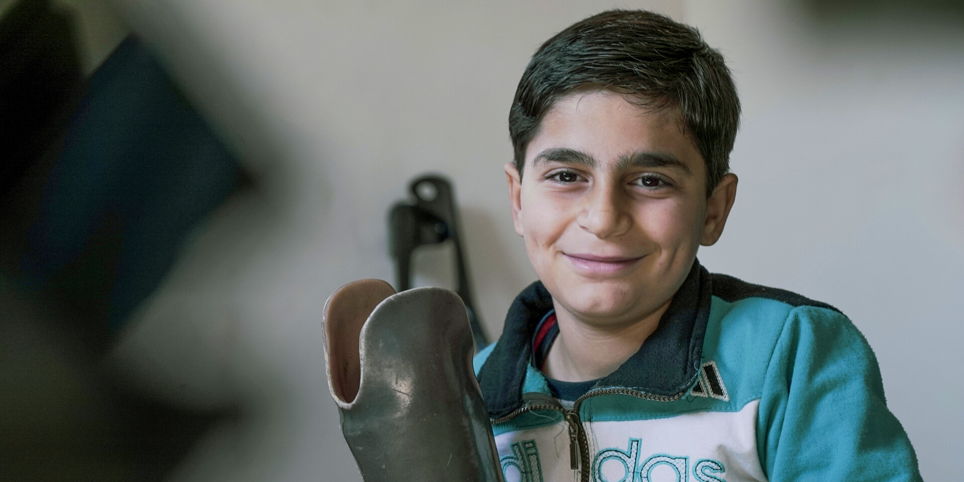 Aadil, ein Junge aus Syrien, kann dank einer Prothese ein weitgehend normales Leben führen Aadil, ein Junge aus Syrien, kann dank einer Prothese ein weitgehend normales Leben führen