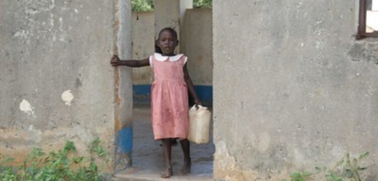 Flut Afrika: Kleines Mädchen mit Wasserkanister