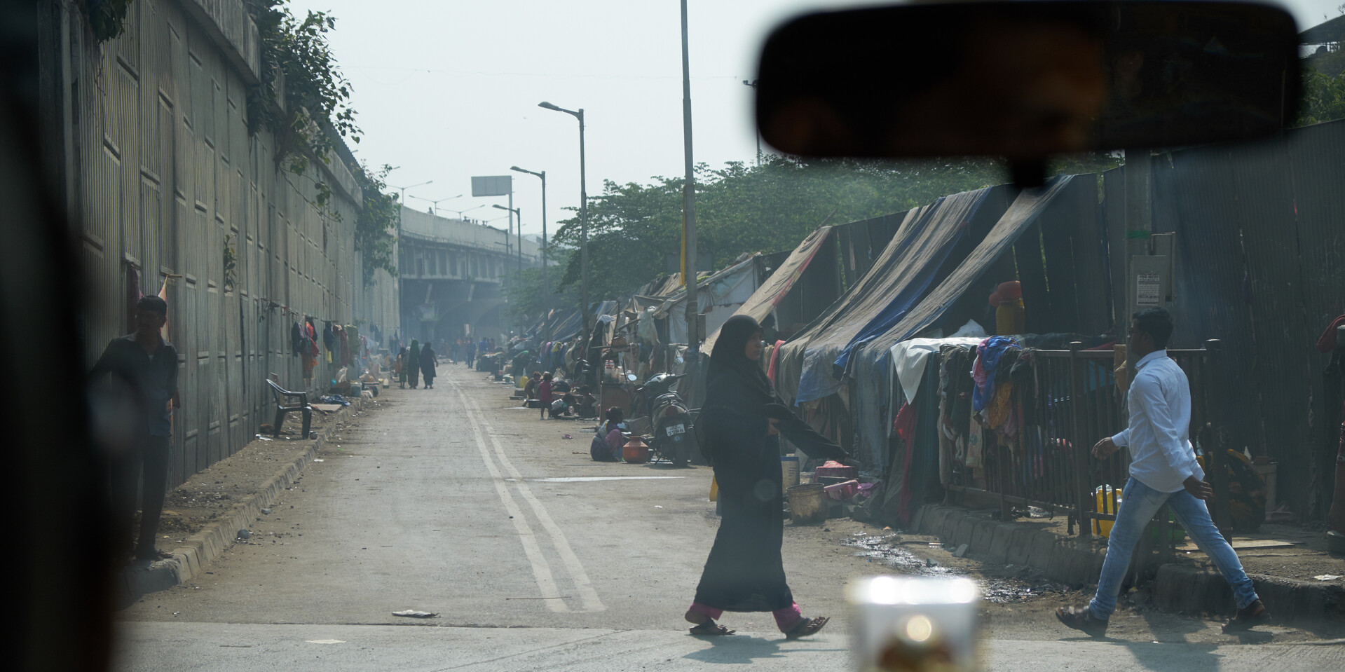 Menschen in einem Slum in Mumbai, Indien Menschen in einem Slum in Mumbai, Indien