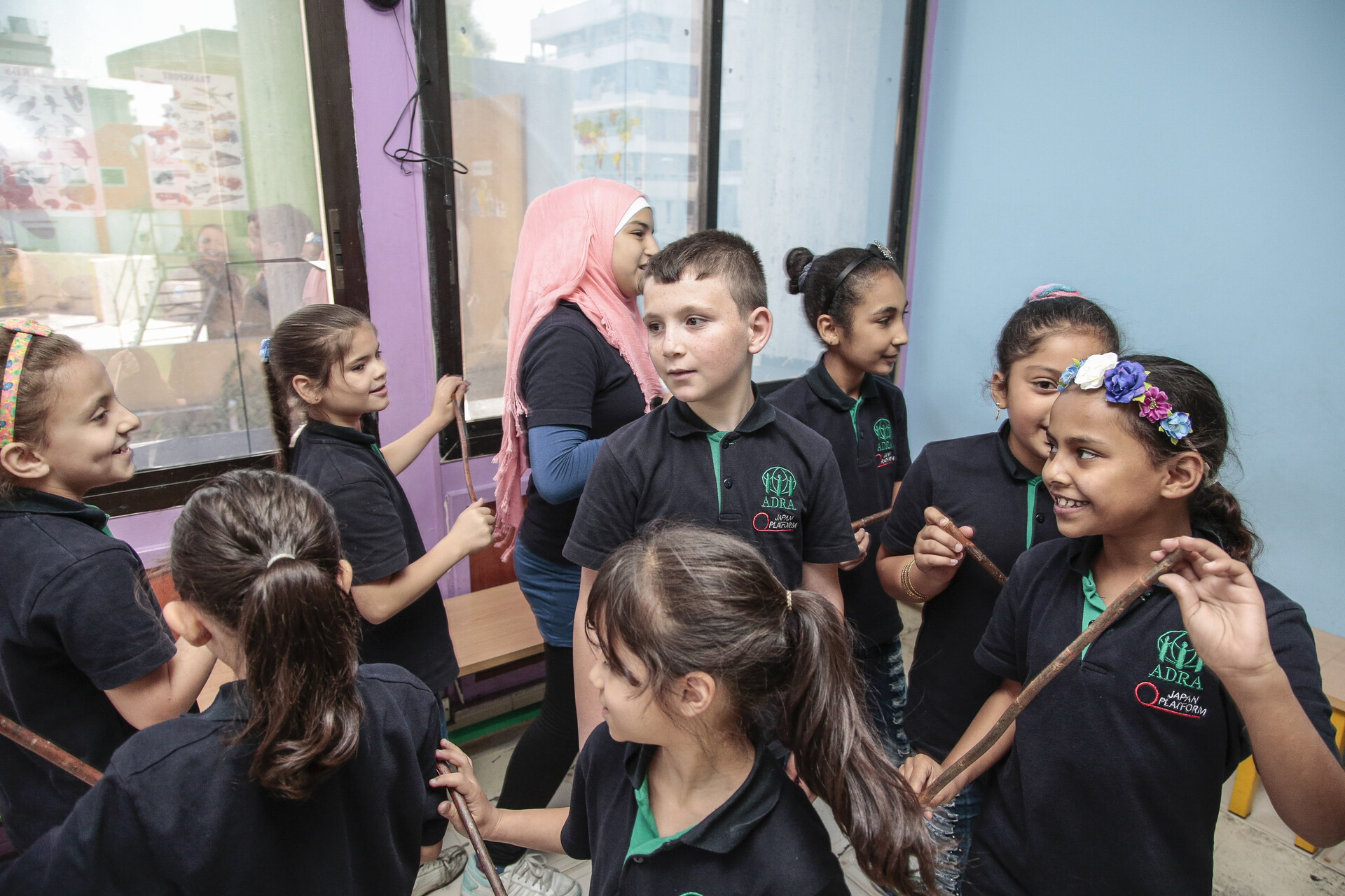 Schüler tanzen um Adnan herum. Die Kinder sind Flüchtlinge aus Syrien in Beirut.