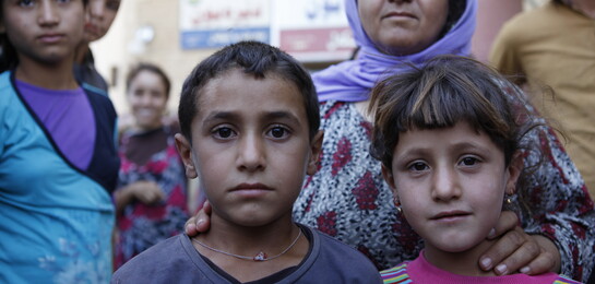 Flüchtlingskinder schauen in die Kamera im Nordirak.