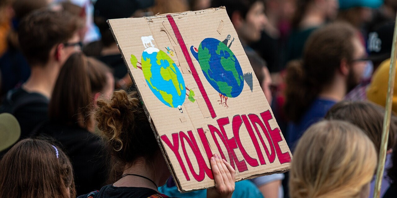 Demonstrant:innen auf einer Fridays-For-Future Kundgebung Demonstrant:innen auf einer Fridays-For-Future Kundgebung