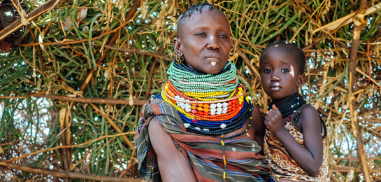 Mutter hält Kind im Arm in Afrika
