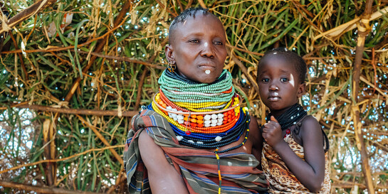 Mutter hält Kind im Arm in Afrika