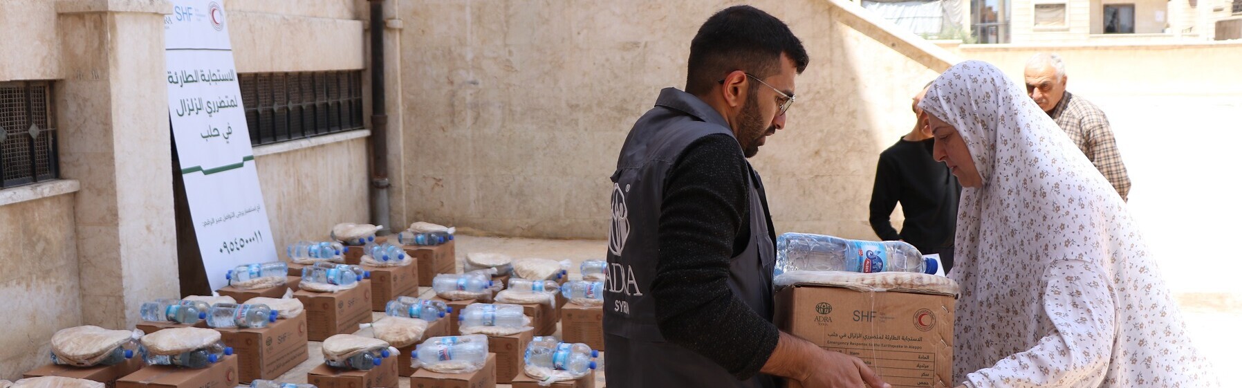 Helfer von ADRA verteilt Hilfsgüter in Syrien
