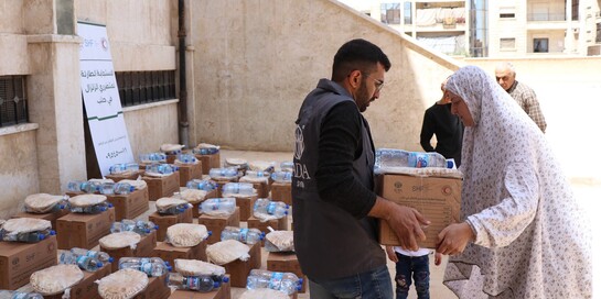 Helfer von ADRA verteilt Hilfsgüter in Syrien