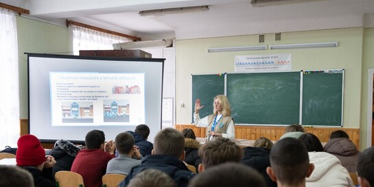 Helferin klärt Kinder in der Ukraine über die Gefahren von Minen und Sprengsätzen auf