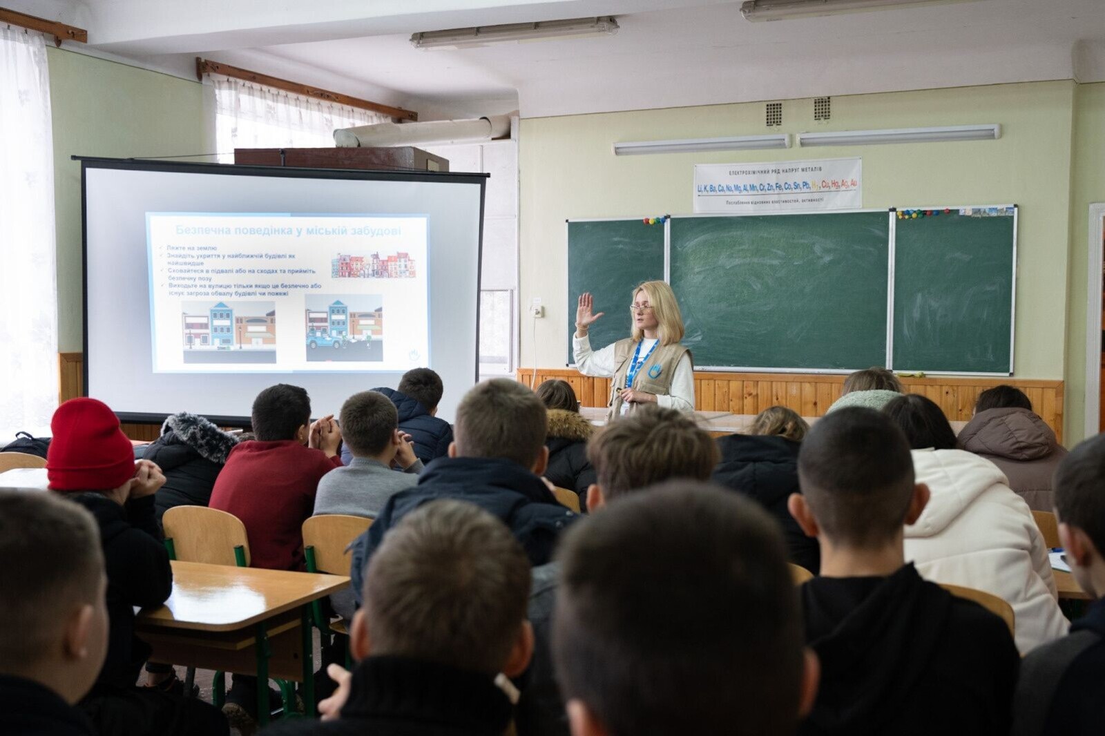 Helferin klärt Kinder in der Ukraine über die Gefahren von Minen und Sprengsätzen auf