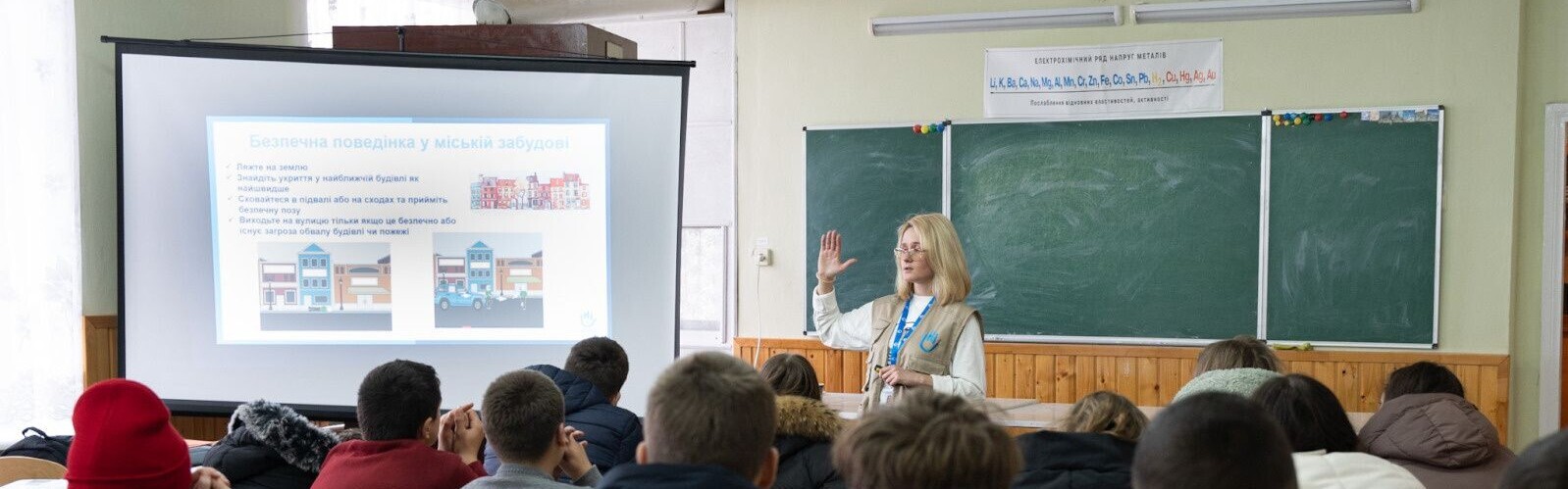 Helferin klärt Kinder in der Ukraine über die Gefahren von Minen und Sprengsätzen auf