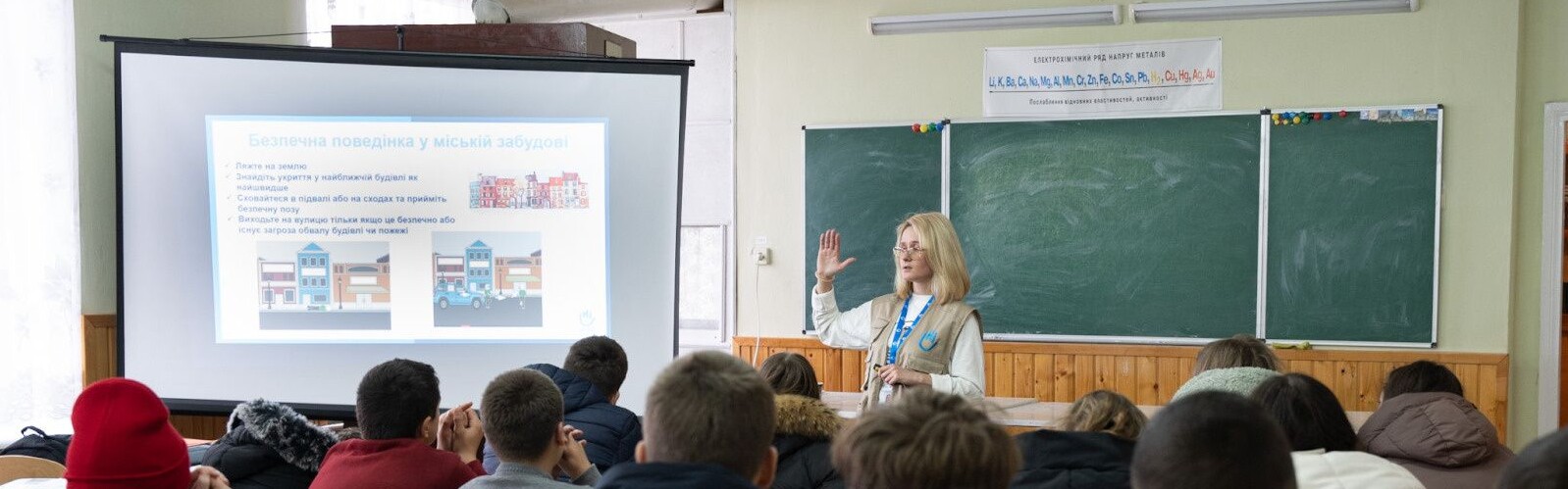 Helferin klärt Kinder in der Ukraine über die Gefahren von Minen und Sprengsätzen auf Helferin klärt Kinder in der Ukraine über die Gefahren von Minen und Sprengsätzen auf