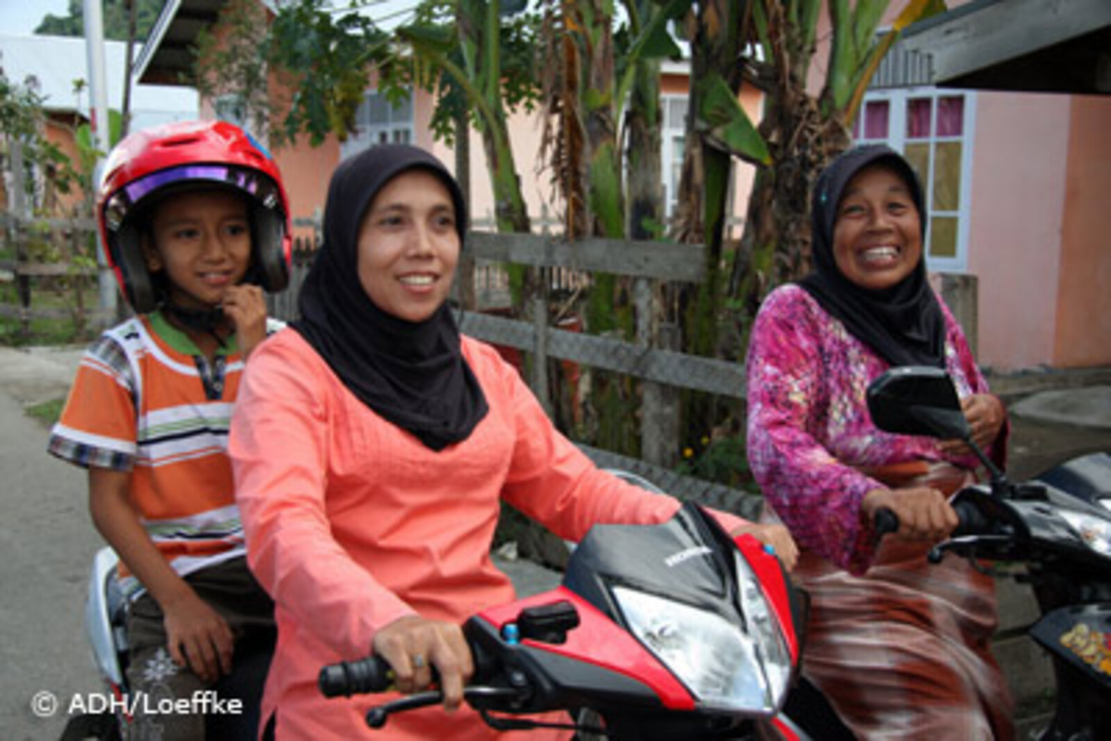 Frauen in Indonesien auf dem Motorrad
