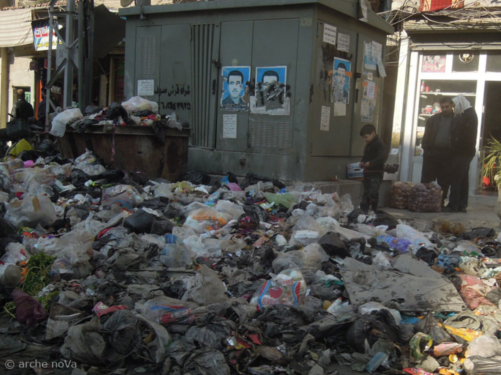 Hinzu kommt, dass vielerorts die städtische Infrastruktur nicht mehr greift und so – wie hier in Aleppo – zusätzlich ein erhebliches Müllproblem entsteht.