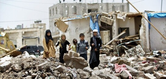 Syrische Kinder stehen inmitten der Trümmer ihrer Heimat.