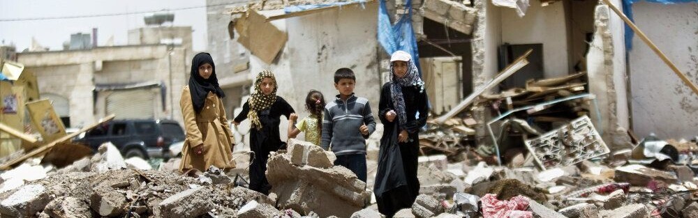 Syrische Kinder stehen inmitten der Trümmer ihrer Heimat.