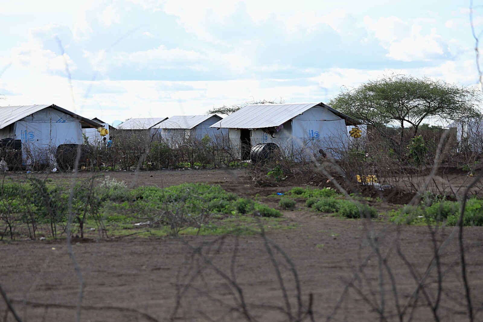 Die Häuser in Kalobiyei bestehen noch aus Plastikplanen und Wellblechdächern. Hier soll eine integrierte Siedlung entstehen, mit Steinhäusern und Landwirtschaft, ähnlich zu dem Konzept in Uganda.