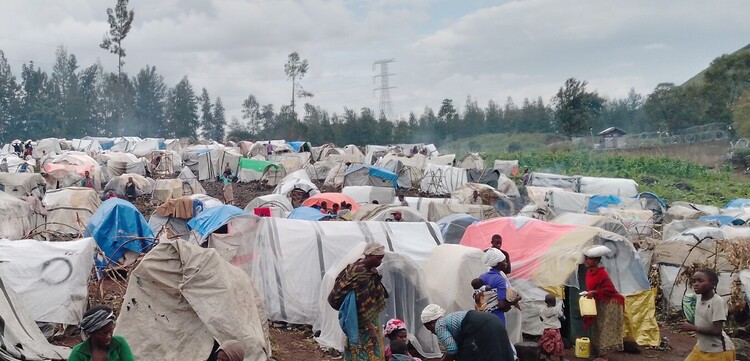 Menschen in einem überfüllten Flüchtlingslager im Kongo Menschen in einem überfüllten Flüchtlingslager im Kongo