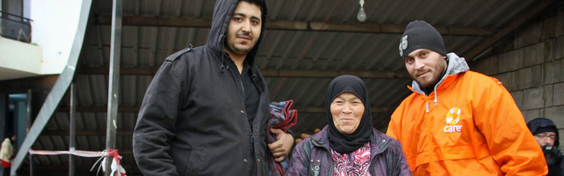 CARE-Helfer versorgen Menschen aus Syrien in einem Flüchtlingslager in Jordanien