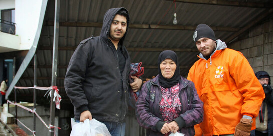 CARE-Helfer versorgen Menschen aus Syrien in einem Flüchtlingslager in Jordanien