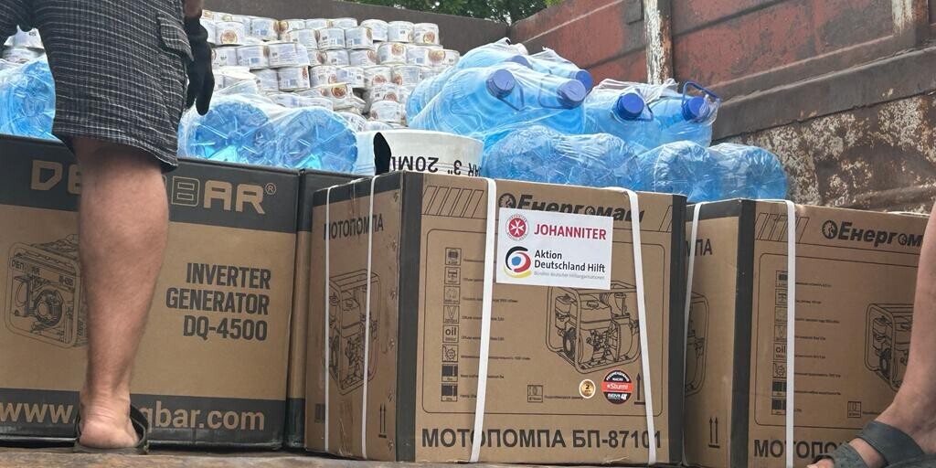 Hilfsgüter, die Johanniter nach Staudamm-Explosion in der Ukraine verteilen Hilfsgüter, die Johanniter nach Staudamm-Explosion in der Ukraine verteilen