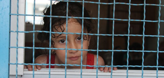 Flüchtlingskind sitzt in Jemen hinter Gittern.