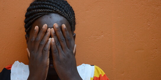 Eine Frau hält ihre Hände vors Gesicht (Symbolfoto)