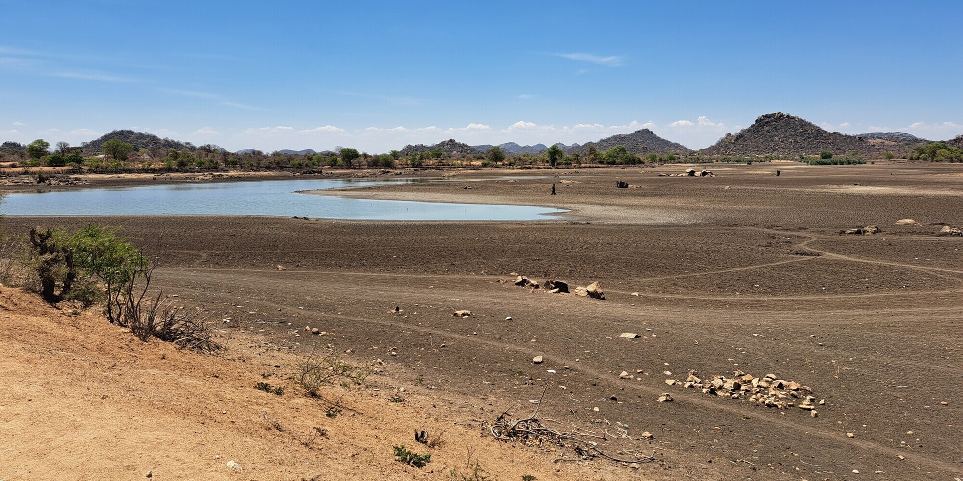 Ein See im Süden von Simbabwe in Afrika, fast ausgetrocknet aufgrund der Folgen des Klimawandels Ein See im Süden von Simbabwe in Afrika, fast ausgetrocknet aufgrund der Folgen des Klimawandels